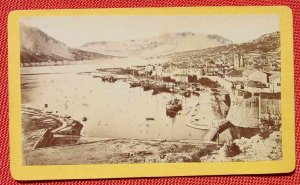 gebrauchtes Buch – Montenegro. Bucht von Kotor (Cattaro). Hafenanlage. Seltene, sehr alte Fotografie auf Karton, um 1860-1880 ? Format ca. 10,5 x 6,5 cm. Siehe bitte Bilder. # Adria # Balkanhalbinsel # Cattaro #  (intern 1047791)