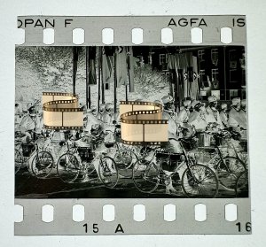 Original Negativ Lübeck Schleswig-Holstein 1943 Soldaten mit Fahrrad im Hintergrund Masten mit Fahnenschmuck Nr. 1