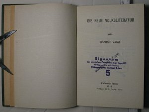 antiquarisches Buch – 1.] Yang, Dschou [Zhou / Chou, 1908 - 1989] - [2.] Mao Tse-Tung  – 1.] Die neue Volksliteratur. Bericht des zweiten Vorsitzenden Dschou Yang über die literarische Bewegung in den befreiten Gebieten erstattet auf der allchinesischen Konferenz der Schriftsteller und Künstler im Juli 1949.  [u. beigebunden 2.] Reden auf der