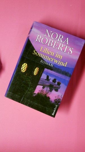 gebrauchtes Buch – Nora Roberts – LILIEN IM SOMMERWIND.