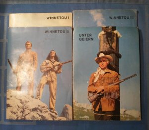 Winnetou I-III + Unter Geiern (4 Bände komplett). Bilder aus dem Cinémascope-Farbfilm nach dem gleichnamigen Roman.