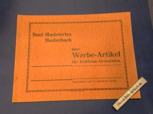 antiquarisches Buch – Bunt illustriertes Musterbuch über Werbe-Artikel für Reklame-Grossisten.