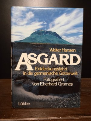 Asgard. Entdeckungsfahrt in der germanischen Götterwelt. [Von Walter Hansen]. Fotografiert von Eberhard Grames.