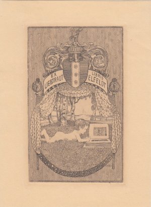 Ex Libris Liebtraut Elfeldt. Auf Wiese liegend lesendes Kind, von Blütenbogen und Vorhang gerahmt, darüber ein Wappen.