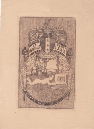 Ex Libris Liebtraut Elfeldt. Auf Wiese liegend lesendes Kind, von Blütenbogen und Vorhang gerahmt, darüber ein Wappen.