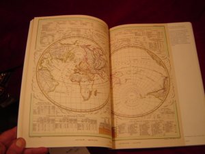 Kosmos. Entwurf einer physischen Weltbeschreibung und Physikalischer Atlas. 2 Bände im Schuber. Ediert und mit einem Nachwort versehen von Ottmar Ette […]