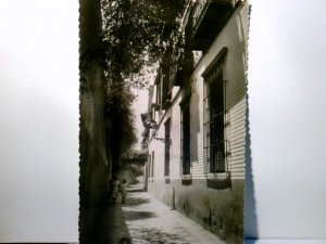 antiquarisches Buch – Sevilla / Andalusien / Spanien. Calle on del Aqua. Alte AK s/w. Schmale Gasse, Gebäudeansichten, Personen