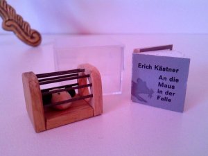 An die Maus in der Falle. Mini Leporello mit Mausefalle und Maus in Plexiglas - Schatulle