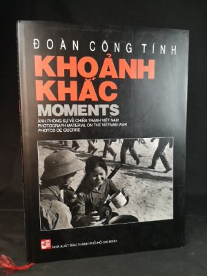 Khoanh khac: anh phóng su ve chien tranh Viet Nam. - Moments: photograph material on the Vietnam war. - Photos de guerre.