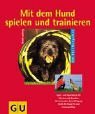 gebrauchtes Buch – Ludwig, Gerd (Mitwirkender) – Mit dem Hund spielen und trainieren : Experten-Rat für die abwechslungsreiche Beschäftigung mit dem Hund ; [mit genauen Spiel- und Trainingsanleitungen]. Gerd Ludwig. Farbfotos: Christine Steimer. Zeichn.: Renate Holzner. [Red.: Anita Zellner ; Christiane Gsänger] / GU-Tier-Ratgeber