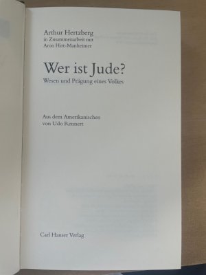 gebrauchtes Buch – Arthur Hertzberg – Wer ist Jude? : Wesen und Prägung eines Volkes. In Zusammenarbeit mit Aron Hirt-Manheimer. Aus dem Amerikan. von Udo Rennert