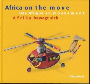 gebrauchtes Buch – Stefan Eisenhofer – Africa on the move. Toys from West Africa. Plonk & Replonk, Collection. Une Afrique en mouvement. Afrika bewegt sich. Vorzugsausgabe in Blechbox aus recycletem Blech (Oro Insecticide).