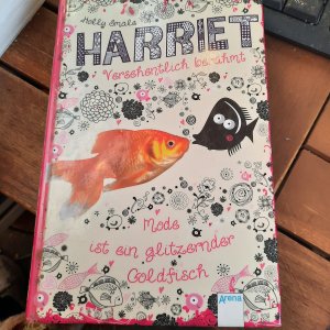 gebrauchtes Buch – Holly Smale – Harriet - versehentlich berühmt - Mode ist ein glitzernder Goldfisch