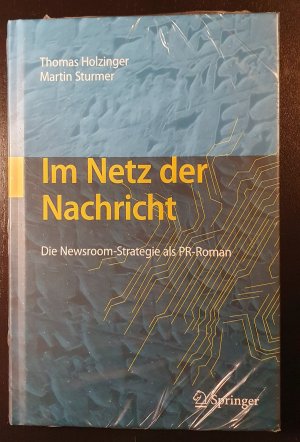 gebrauchtes Buch – Holzinger, Thomas; Sturmer – Im Netz der Nachricht - Die Newsroom-Strategie als PR-Roman | Originalverpackt