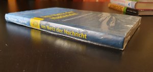 gebrauchtes Buch – Holzinger, Thomas; Sturmer – Im Netz der Nachricht - Die Newsroom-Strategie als PR-Roman | Originalverpackt