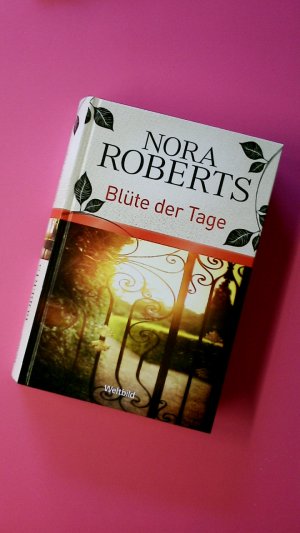 gebrauchtes Buch – Nora Roberts – BLÜTE DER TAGE. Roman