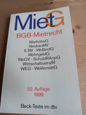 gebrauchtes Buch – Mietrecht - Mietrecht des BGB (neu/alt) und EGBGB, Wirtschaftsgesetz 1954, Wohnungsvermittlungsgesetz, Wohneigentumsgesetz. Wohn- und Betreuungsvertragsgesetz, Heizkostenverordnung, Wohnraumförderungsgesetz, Wohnflächen- und Betriebskostenverordnungen, Zi