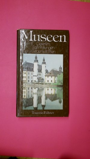 gebrauchtes Buch – Bernd Wurlitzer – MUSEEN. Galerien, Sammlungen, Gedenkstätten