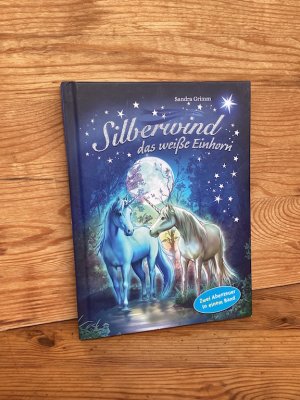 gebrauchtes Buch – Grimm, Sandra / Christoph – Silberwind, das weiße Einhorn: Der verzauberte Spiegel UND Der magische Feuerberg