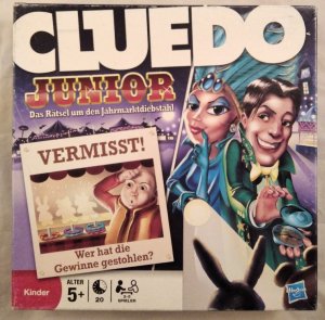 Hasbro 050902013100: Cluedo Junior - das Rätsel um den Jahrmarktdiebstahl [Kinderspiel]. Achtung: Nicht geeignet für Kinder unter 3 Jahren.