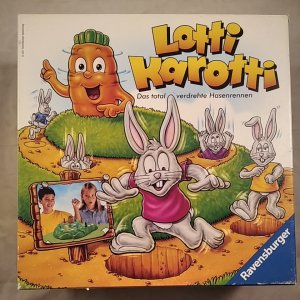 gebrauchtes Spiel – Kinetic und Ian Steven – Lotti Karotti: Das total verdrehte Hasenrennen (ältere Version mit 24 Spielkarten)[Kinderspiel]. Achtung: Nicht geeignet für Kinder unter 3 Jahren.