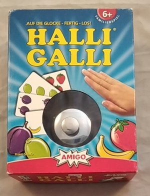 gebrauchtes Spiel – Shafir, Haim und Oliver Freudenreich – HALLI GALLI - Auf die Glocke - fertig - los! (ältere Version - blauer Karton)[Reaktionsspiel]. Achtung: Nicht geeignet für Kinder unter 3 Jahren.