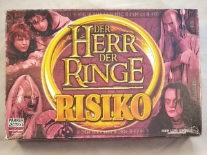 gebrauchtes Spiel – Richard Borg – Der Herr der Ringe Risiko + Erweiterung [Taktikspiel]. Mit speziellen Spielfiguren aus der Welt von "Der Herr der Ringe". Achtung: Nicht geeignet für Kinder unter 3 Jahren.