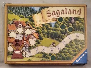 SAGALAND - ältere Version im gelben Karton [Kinderspiel]. Spiel des Jahres 1982. Achtung: Nicht geeignet für Kinder unter 3 Jahren.