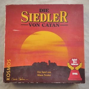 gebrauchtes Spiel – Klaus Teuber – KOSMOS 684617: Die Siedler von Catan (alte Version mit Holzspielsteinen)[Basisspiel]. Spiel des Jahres 1995. Achtung: Nicht geeignet für Kinder unter 3 Jahren.