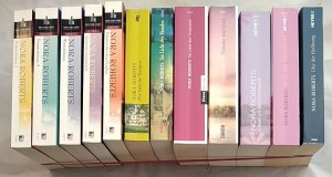 Konvolut von 12 amerikanischen Romanen von Nora Roberts (12 Bücher).