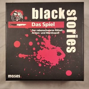 gebrauchtes Spiel – Atelier Rohner + Wolf – Black Stories - Das Spiel [Kartenspiel]. Der rabenschwarze Rätsel-, Action- und Mordspass. Achtung: Nicht geeignet für Kinder unter 3 Jahren.