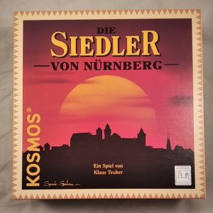 gebrauchtes Spiel – Klaus Teuber – KOSMOS 687717: Die Siedler von Nürnberg (Holzspielsteine)[Taktikspiel]. Achtung: Nicht geeignet für Kinder unter 3 Jahren.