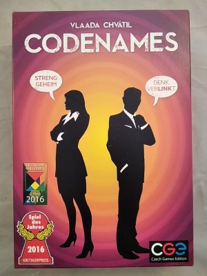 gebrauchtes Spiel – Vlaada Chvatil – Codenames [Denkspiel]. Spiel des Jahres 2016. Deutscher Spielepreis 2. Platz 2016. Achtung: Nicht geeignet für Kinder unter 3 Jahren.