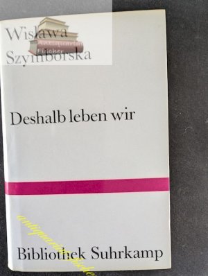 gebrauchtes Buch – Szymborska, WisÅ‚awa – Deshalb leben wir : Gedichte. Übertr. und hrsg. von Karl Dedecius / Bibliothek Suhrkamp ; Bd. 697