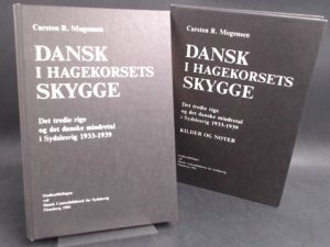 gebrauchtes Buch – Mogensen, Carsten R – 2 Bände: Dansk i hagekorsets skygge. Det tredie rige og det danske mindretal i Sydslesvig 1933 - 1939 og [und] Dansk i hagekorsets skygge. Det tredie rige og det danske mindretal i Sydslesvig 1933-1939 - kilder og noter.