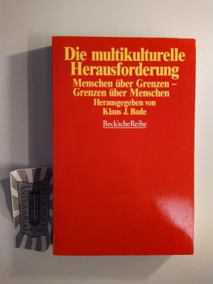 gebrauchtes Buch – Bade, Klaus J – Die multikulturelle Herausforderung : Menschen über Grenzen - Grenzen über Menschen.