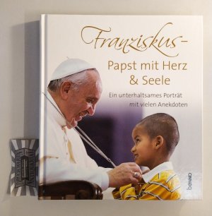 gebrauchtes Buch – Franziskus. Papst mit Herz & Seele. Ein unterhaltsames Porträt mit vielen Anekdoten.