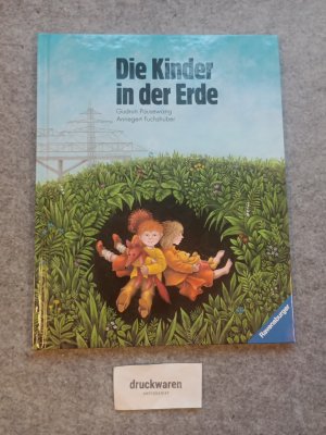 gebrauchtes Buch – Pausewang, Gudrun und Annegert Fuchshuber  – Die Kinder in der Erde. Ein Märchen von Gudrun Pausewang. Mit Bildern von Annegert Fuchshuber.