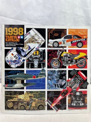 gebrauchtes Buch – Tamiya Inc. – 1998 TAMIYA KATALOG. Eine Sammlung von Ausstellungs-Modellen präzise Maßstab-Modelle.