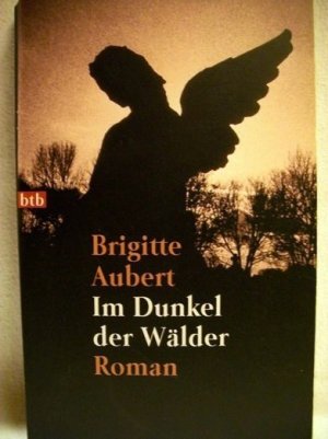 gebrauchtes Buch – Brigitte Aubert – Im Dunkel der Wälder. Roman / Brigitte Aubert. Aus dem Franz. von Eliane Hagedorn und Barbara Reitz