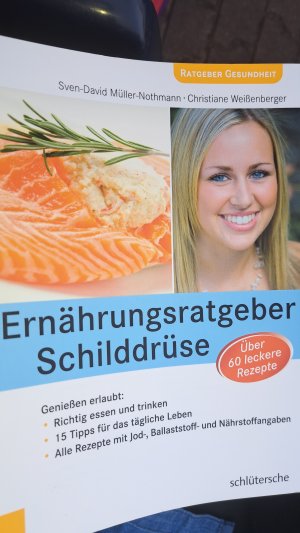 gebrauchtes Buch – Müller-Nothmann, Sven D; Weißenberger, Christiane – Ernährungsratgeber Schilddrüse - Genießen erlaubt