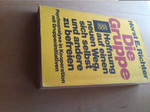 gebrauchtes Buch – Richter, Horst E – Die Gruppe. Hoffnung auf einen neuen Weg, sich selbst und andere zu befreien. Psychoanalyse in Kooperation mit Gruppeninitiativen.