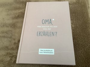 Oma, was kannst du mir von dir erzählen? - Das Ausfüllbuch zum Verschenken (rosebeige)