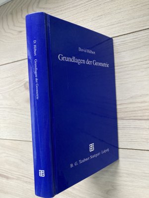 Grundlagen der Geometrie. Mit Supplementen von Paul Bernays. 14. Auflage. JUBILÄUMSAUSGABE anlässlich des 100. Geburtstages der Erstausgabe.