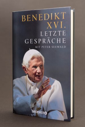 gebrauchtes Buch – Benedikt XVI und Peter Seewald – Letzte Gespräche. Mit Peter Seewald. Benedikt XVI