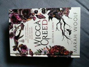 gebrauchtes Buch – Marah Woolf – WiccaCreed | Zeichen & Omen - Mitreißende Romantasy - Der Auftaktband einer neuen Bestsellertrilogie