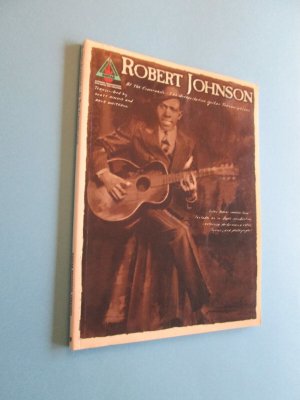 gebrauchtes Buch – Robert Johnson – Robert Johnson. At The Crossroads - The Authoritative Guitar Transcriptions