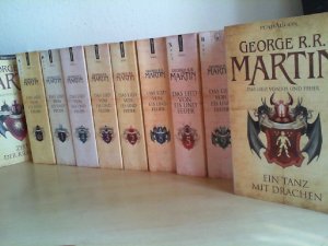 gebrauchtes Buch – Martin, George R – Das Lied von Eis und Feuer. 10 Bände, KOMPLETT. 1: Die Herren von Winterfell, 2: Das Erbe von Winterfell, 3: Der Thrpn der sieben Königreiche, 4: Die Saat des Goldenen Löwen, 5; Sturm der Schwerter, 6: Die Königin der Drachen, 7: Die Zeit der Krähen, 8: Die dunkle Königin, 9: Der Sohn der Greifen, 10: Ein Tanz mit Drachen.