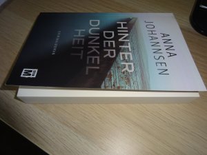 gebrauchtes Buch – Anna Johannsen – Hinter der Dunkelheit