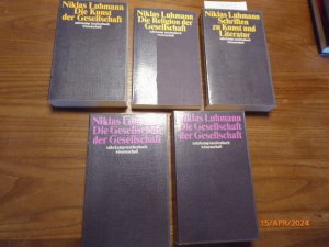 Die Kunst der Gesellschaft. / Die Gesellschaft der Gesellschaft. Band 1 und 2 (2 Bände komplett) / Die Religion der Gesellschaft. /Schriften zu Kunst […]